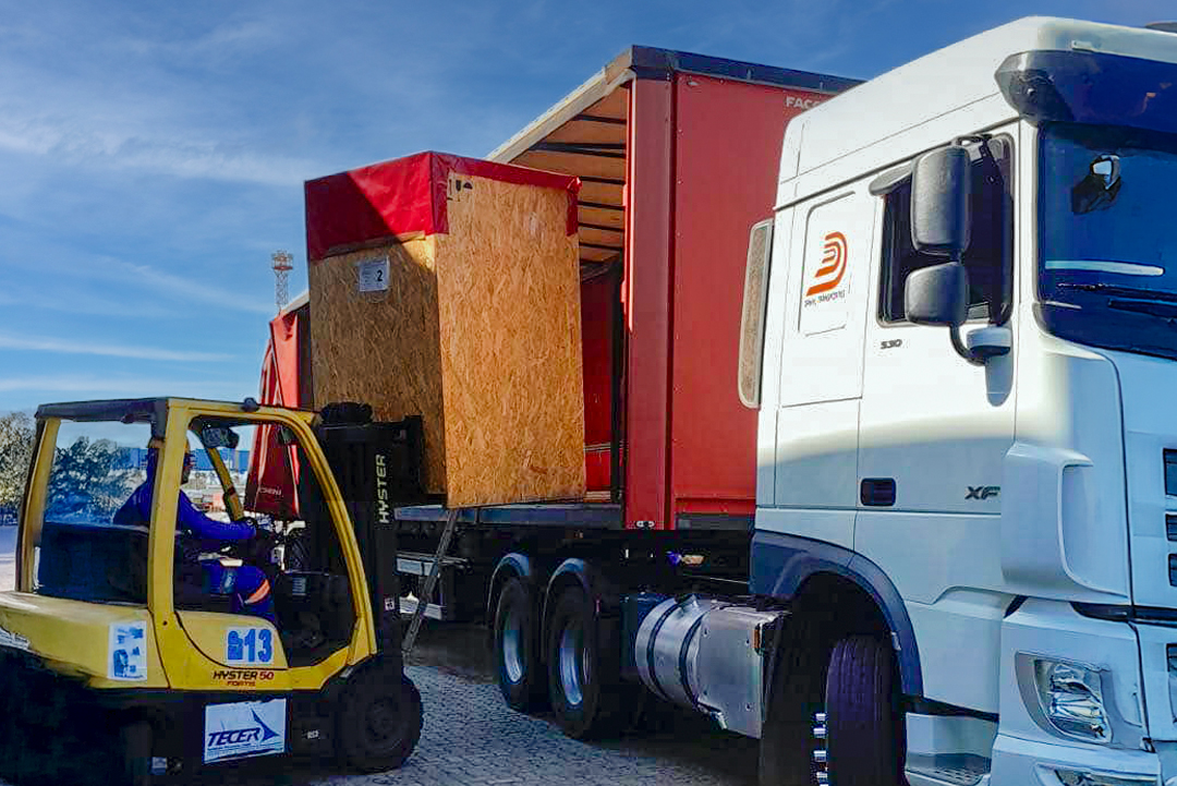 Empilhadeira descarregando a nova Hotcell da unidade de Eusébio-CE da Villas Boas Radiofármacos