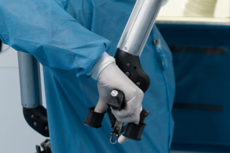 Farmacêutico operando um manipulador remoto durante a produção de FDG no laboratório da Villas Boas Radiofármacos em Brasília