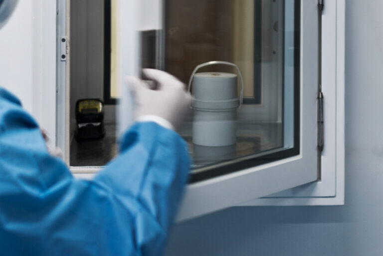 Farmacêutico posicionando o contêiner para expedição