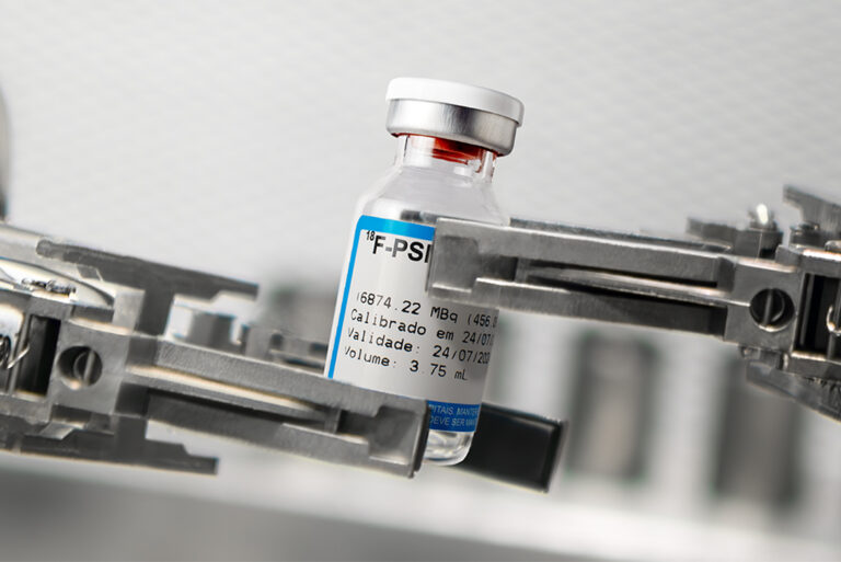 Frasco PSMA 1007 18F sendo produzido no módulo de síntese no laboratório da Villas Boas Radiofármacos