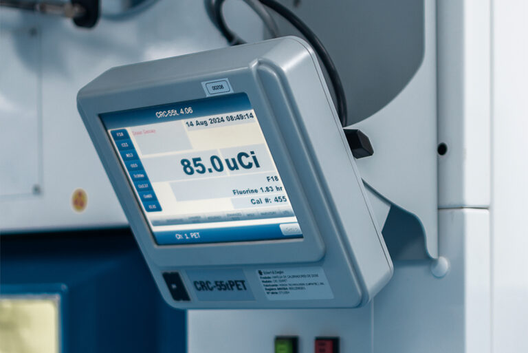 Tela de monitoramento da quantidade de uCi do módulo de síntese do laboratório da Villas Boas Radiofármacos em Brasília