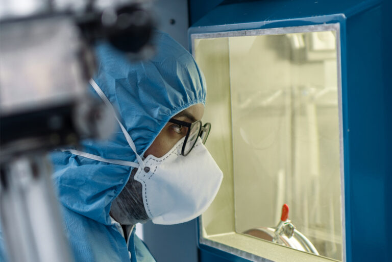 Farmacêutico operando o módulo de síntese no laboratório da Villas Boas Radiofármacos em Brasília-DF