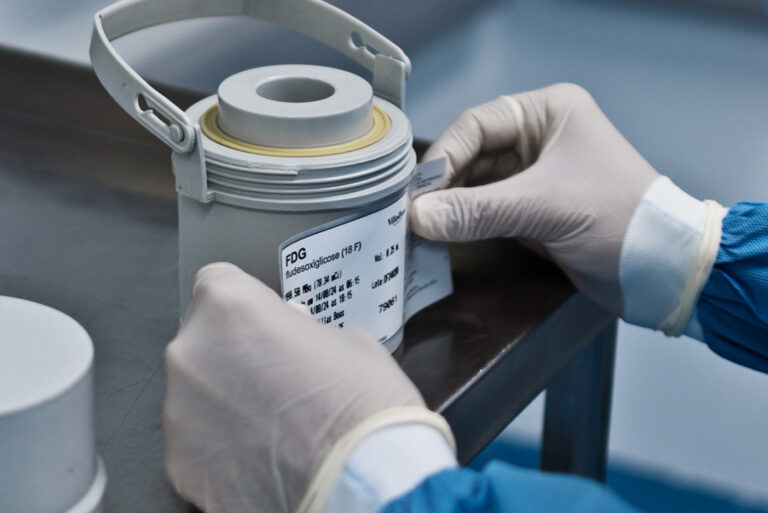 Rótulo de FDG sendo colado em um contêiner de transporte