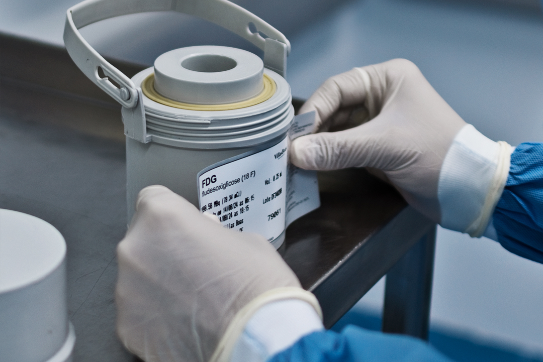 Rótulo de FDG sendo colado em um contêiner de transporte