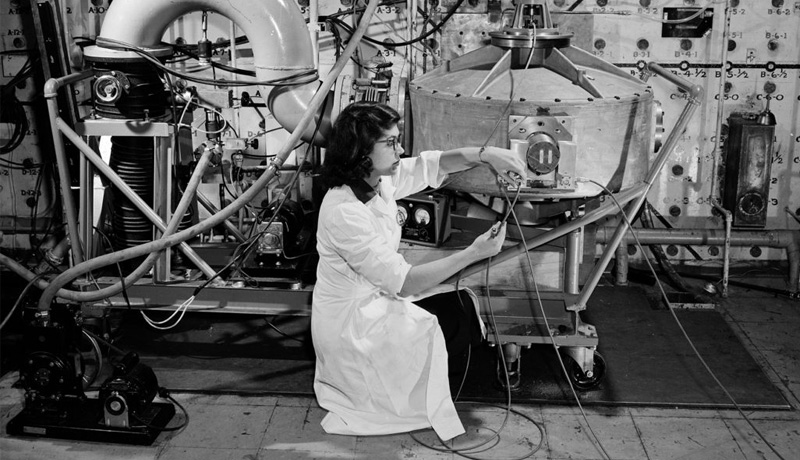 Cientista trabalhando no laboratório Brookhaven