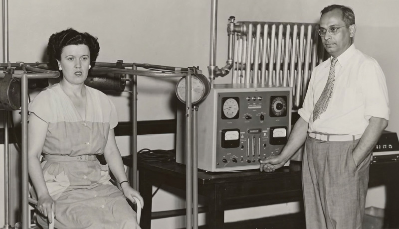 Dr. Saul Hertz e sua colega Doris Darby